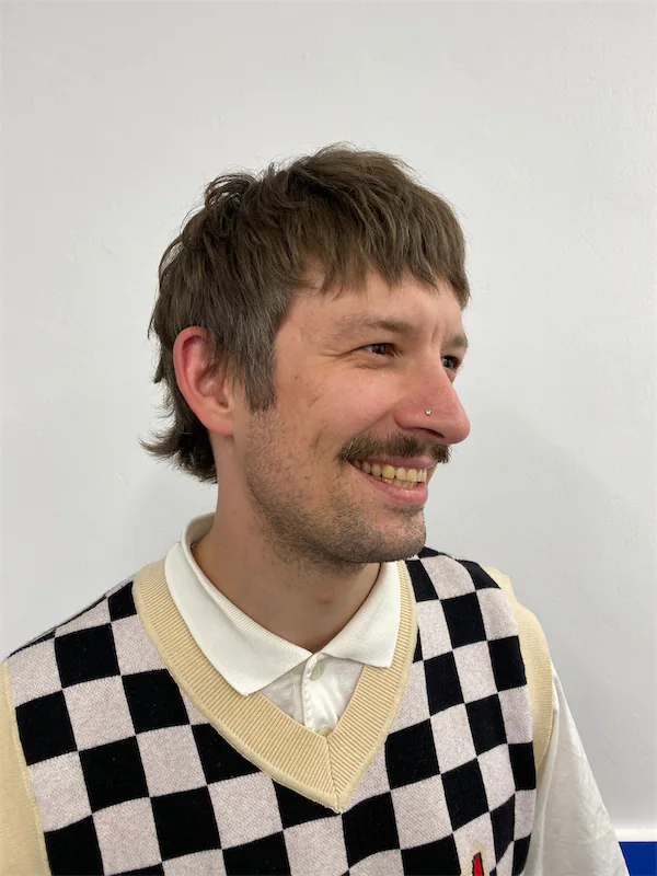 Portrait eines Mannes mit Haarschnitt im kurzen Haar