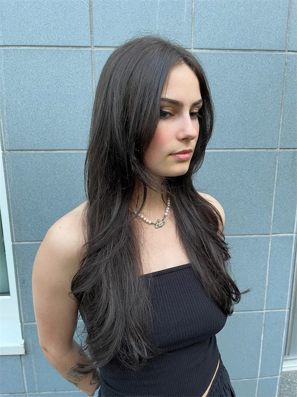 Portrait einer Frau mit Haarschnitt im langen Haar