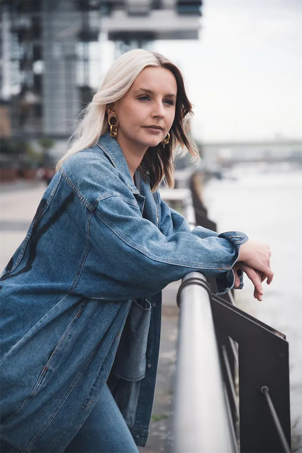 Portrait von der Inhaberin Luisa Hüpeler am Rhein in Köln