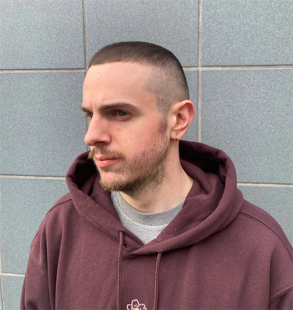 Portrait eines Mannes mit Haarschnitt mit der Maschine